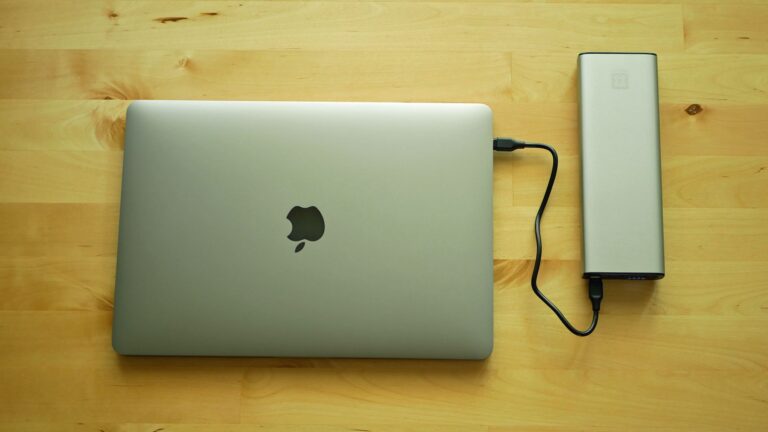 MacBook mit Powerbank laden