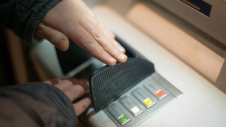 Betrug am Geldautomaten - bei Kartenmissbrauch wird in der Regel nur die Karte selbst gesperrt