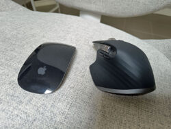 Vergleich der Apple Magic Mouse und der Logitech MX Master 3S - unterschiedlicher könnten sie kaum sein.