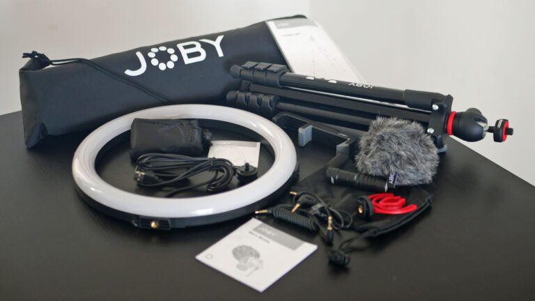 Ringlicht mit Stativ und Mikrofon: Das Creator-Kit von JOBY (genauer: OBY Compact Studio Creator Kit) für Content Creator, Influencer und Vlogger mit allen Bestandteilen