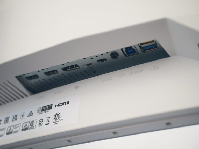 Philips Evnia 34M2C8600 - I/O-Panel mit Anschlüssen für HDMI 2.0, DisplayPort 1.4, USB-C mit DisplayPort, 3,5 mm Audio, USB-Hub